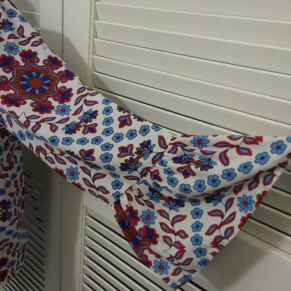 Adrienne Vittadini Blue Red Floral Medallion Bell Sleeve V-Neck Blouse‎ Large - Picture 2 of 8